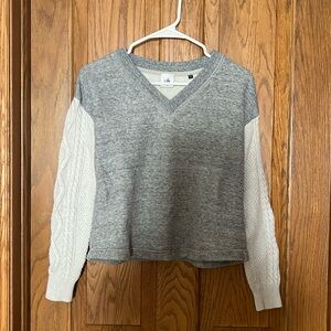 Cabi V neck Cropped Cable Knit sleeve/sweatshirt/sweater in grey/ivory XS